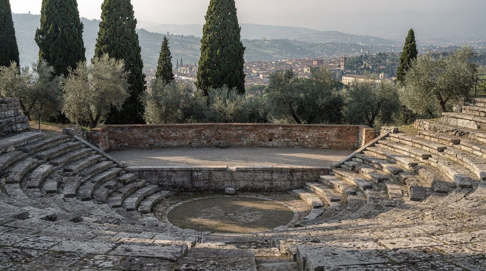 Fiesole an einem Vormittag: die einfachste Flucht aus Florenz' Menschenmassen — Fiesole: 20 Minuten per Bus ab Florenz, römische Ruinen, etruskische Geschichte 