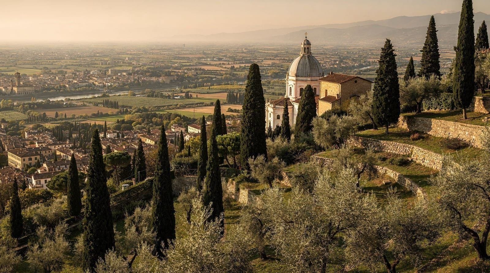 Halbtagsausflug nach Fiesole von Florenz — Fiesole von Florenz in 25 Min mit Bus 7: Römisches Theater und Thermen, der best