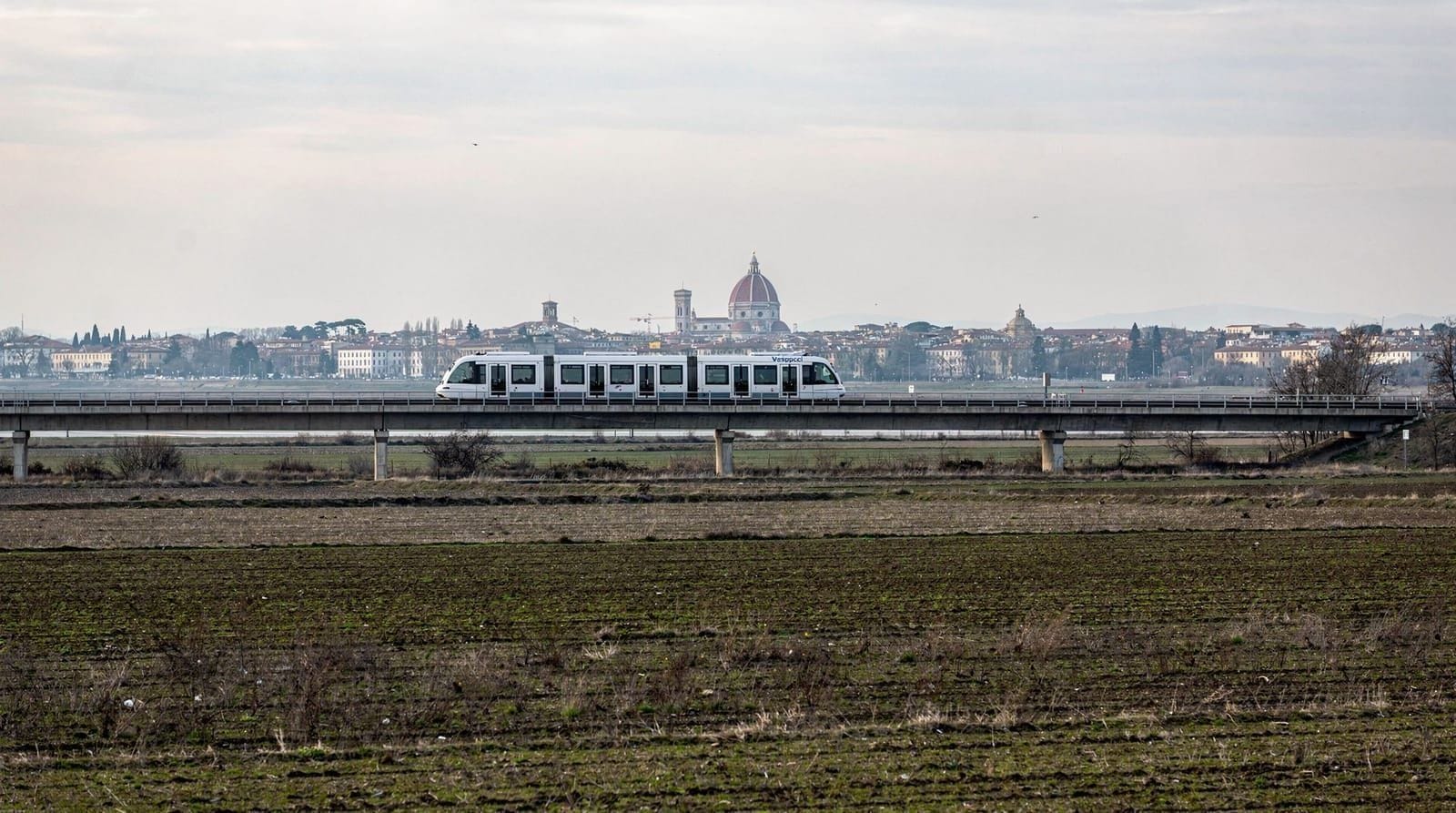 Vom Flughafen Florenz ins Stadtzentrum — Vom Flughafen Florenz Peretola (FLR) per Straßenbahn T2 (1,50 €, 18 Min.), Taxi 