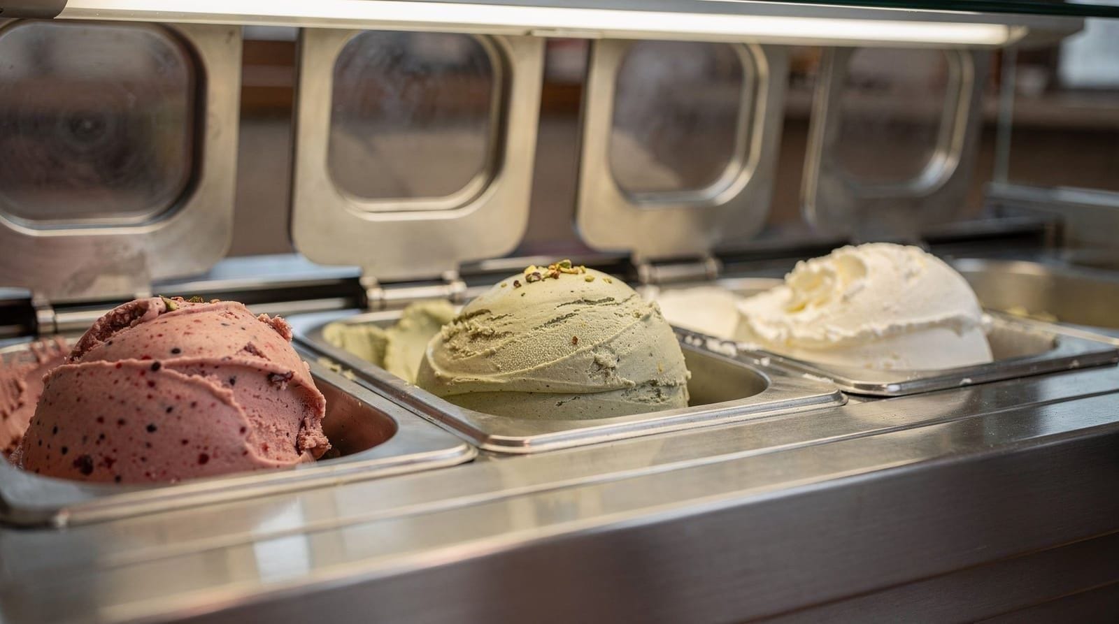 Gelato-Touristenfallen in Florenz: So erkennst du echtes vom gefälschten Gelato — Neonfarbendes, aufgehäuftes Gelato ist eine Touristenfalle. Die vier Warnsignale