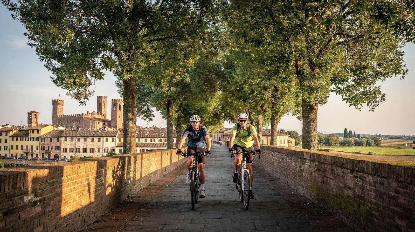 Tagesausflug nach Lucca von Florenz — Lucca von Florenz mit dem Zug: Fahrzeiten, Preise, die Renaissance-Stadtmauern, 