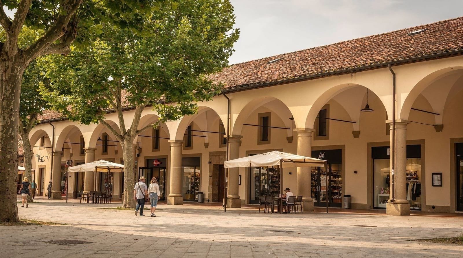 The Mall vs. Barberino Outlet: Welches ist besser? — The Mall vs. Barberino: ehrlicher Vergleich bei Florenz. Marken, Rabatte (30–50 