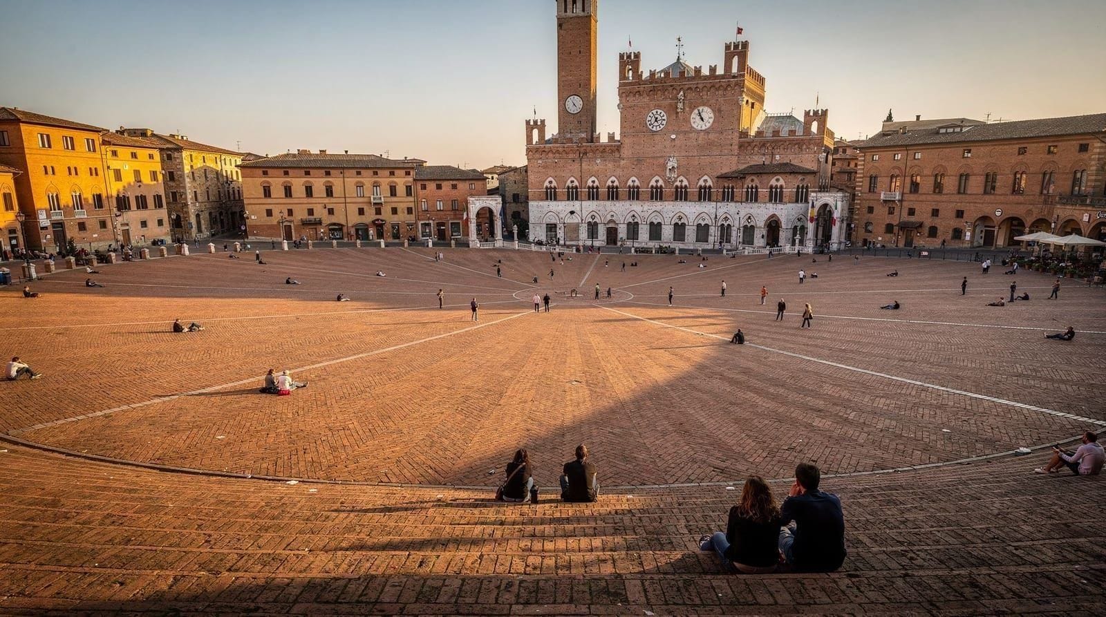Siena Tagesausflug von Florenz — Siena von Florenz: Bus schlägt den Zug (1h15, €8 Rückfahrt). Piazza del Campo, g