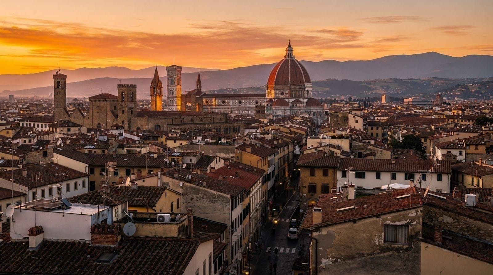 Sonnenuntergang in Florenz — die besten Orte für das goldene Stundenlicht — Beste Sonnenuntergangs-Spots in Florenz: Piazzale Michelangelo, San Miniato, Pon